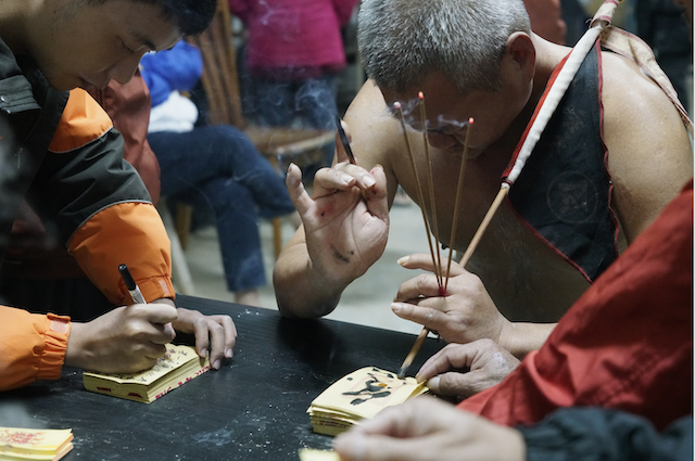 集記憶組：第三名 作品名 醫生配藥師／童乩與桌頭 拍攝者：溫宗翰